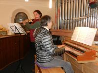 05-Adventliches-Singen---Elisabeth-Fuchs-mit-der-Querfloete-und-Wilma-Tosch-an-der-Orgel