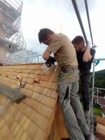 2024_09_01_09_Stefan_und_Paul_Baumgartner_bei_der_Montage_des_Giebelkreuzes_GG