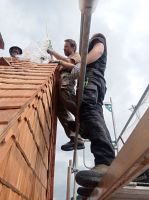 2024_09_01_10_Stefan_und_Paul_Baumgartner_bei_der_Montage_des_Giebelkreuzes_GG