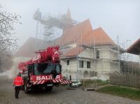 2024_12_08_03_Geruestabbau_Autokran_wird_in_Stellung_gebracht_GG