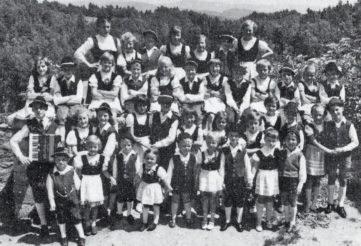 73 14 Kinder Trachtengruppe
