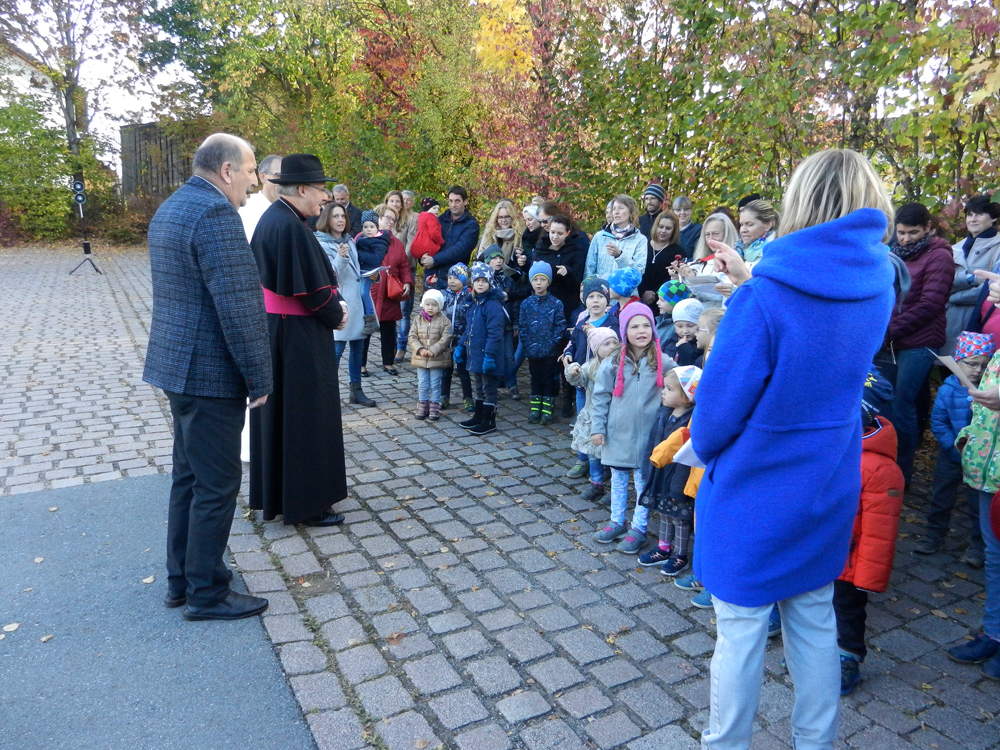 2018 10 21 186 Begruessung des Bischofs durch die Kindergartenkinder