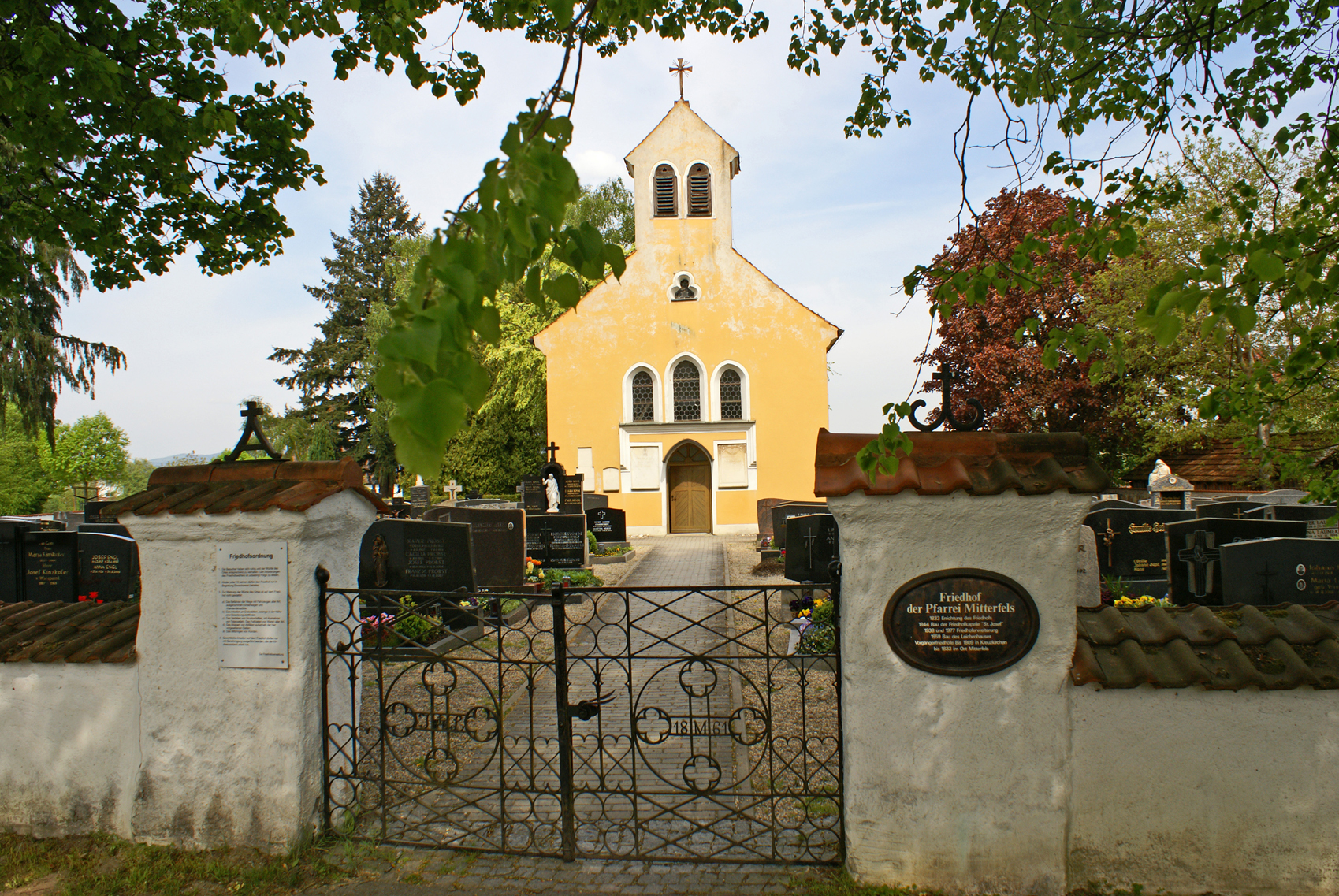 68 05 Friedhofskirche 2011 04 11 Hoinkes w