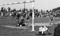 1949_Gemeinde_stellt_ein_Grundstueck_am__Reinbach_fuer_einen_Fussballplatz_zur_Verfuegung