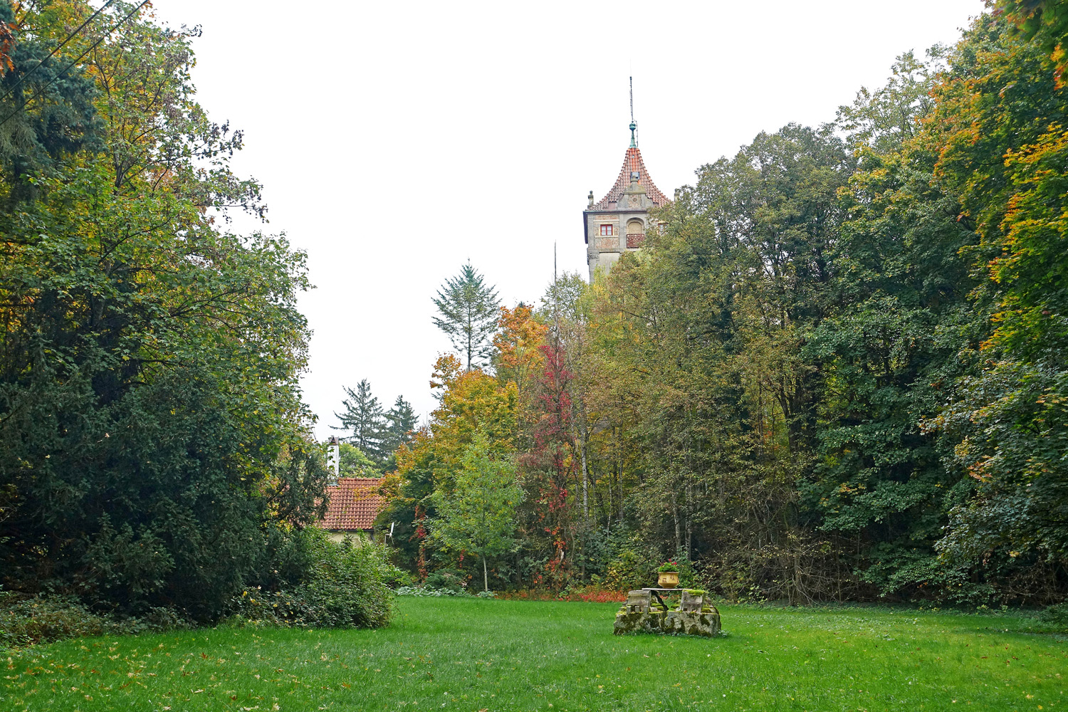 2025 10 11 02 z Durchblick zum Turm