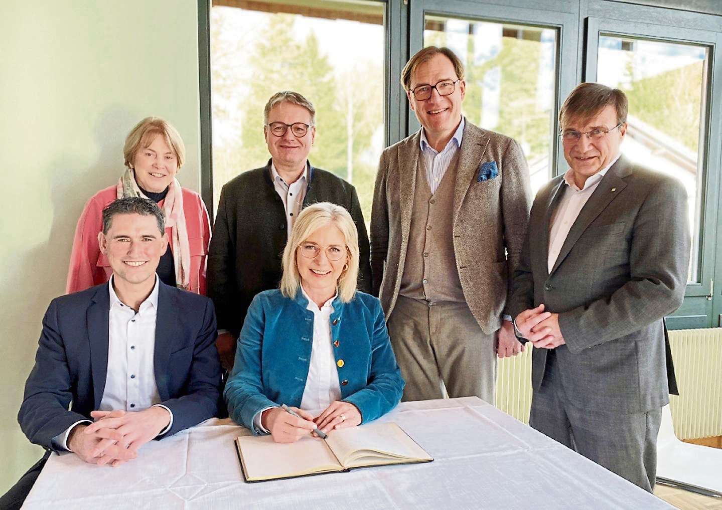2025 02 25 Staatsministerin Eintrag Goldenes Buch MITT
