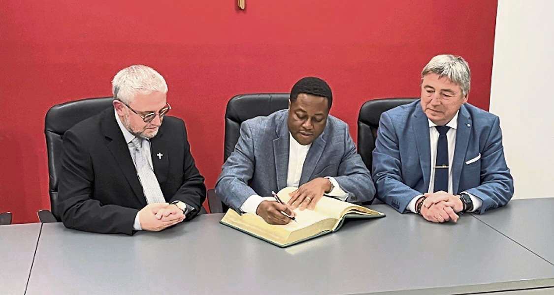 2024 11 11 Neuer Pfarrer im Goldenen Buch ASCHA