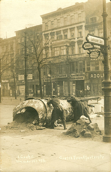 12 01 alfred grohs zur revolution 1918 1919 in berlin groe frankfurter strae ecke lebuser strae barrikade kampf whrend der novemberrevolution in berlin