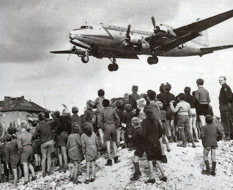 17 02 rosinenbomber c-54 landingattemplehof
